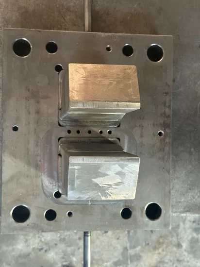 Máquina de inyección de fábrica versátil para aplicaciones de moldes personalizados